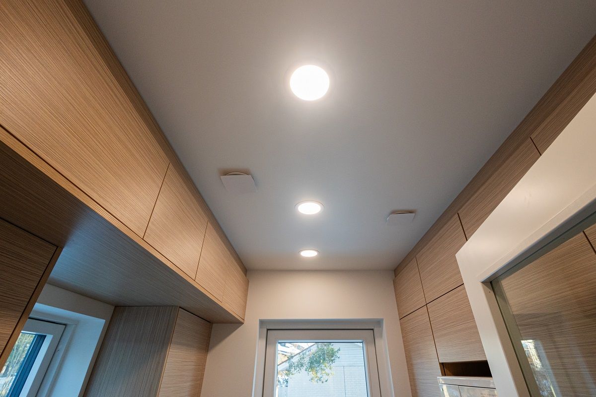 Plafond160 flush-mounted luminaires provide uniform illumination on the ceiling of the utility room.